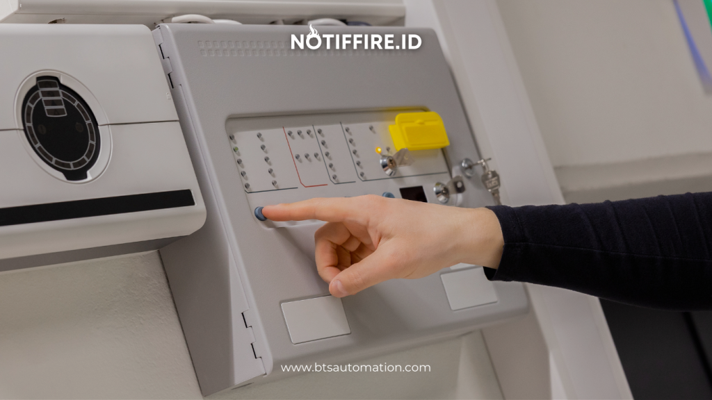 1. Indikator Paling Jelas: Lampu "Trouble" / "Fault" di Panel Kontrol